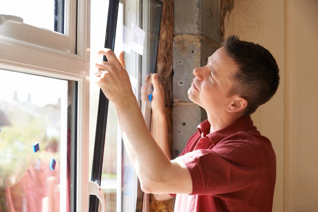 worker replacing windows