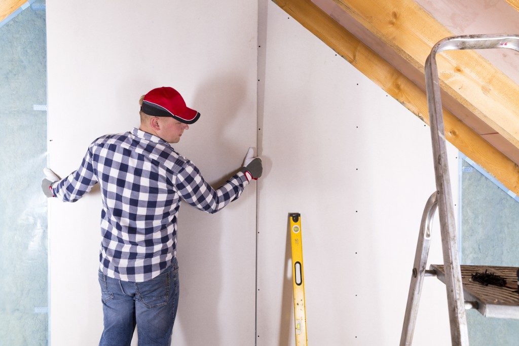 Man installing a plasterboard