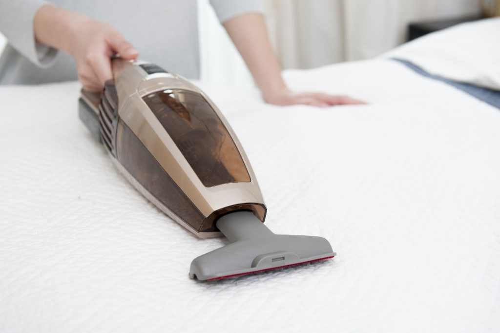 cleaning mattress with handheld vacuum