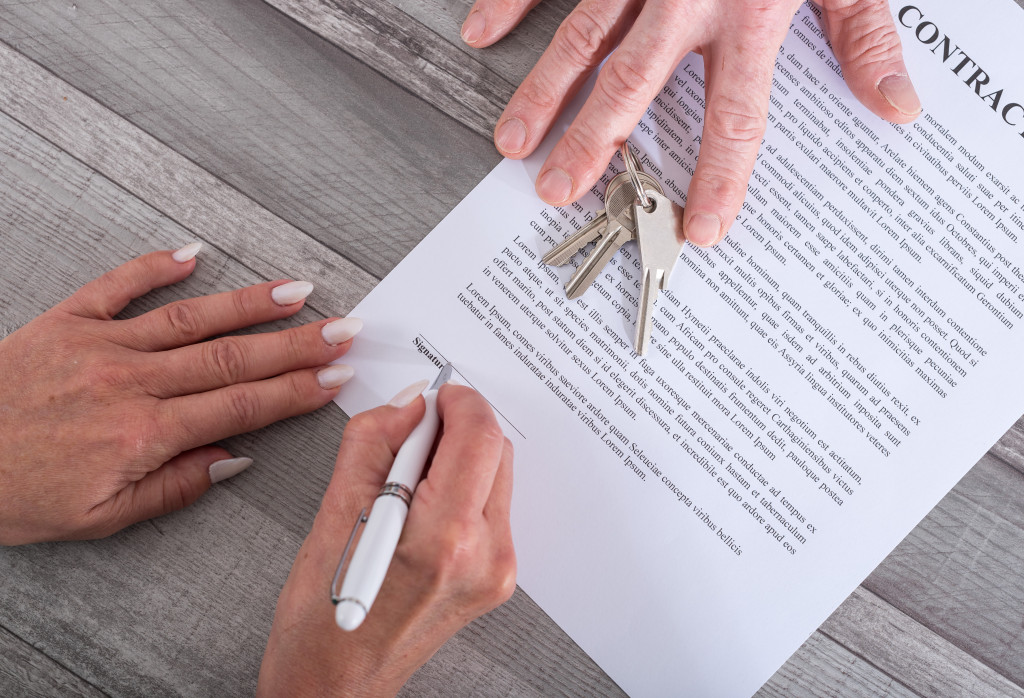 person signing a lease