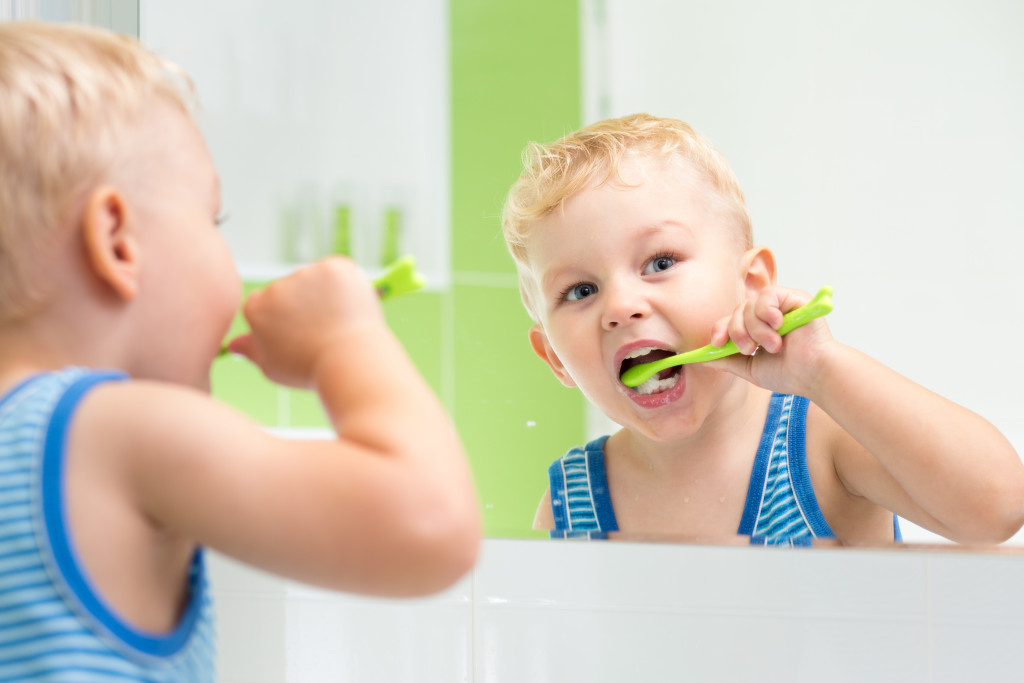 children brushing teeth 