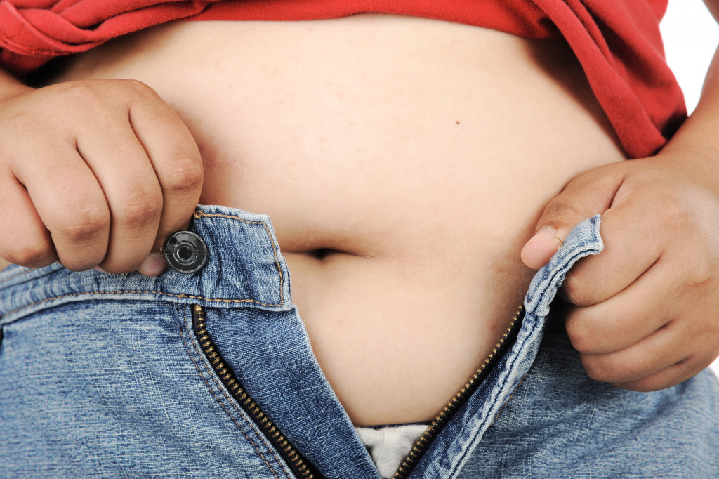 A person with a belly fat issue